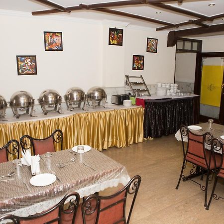 The Crest Inn Delhi Zewnętrze zdjęcie