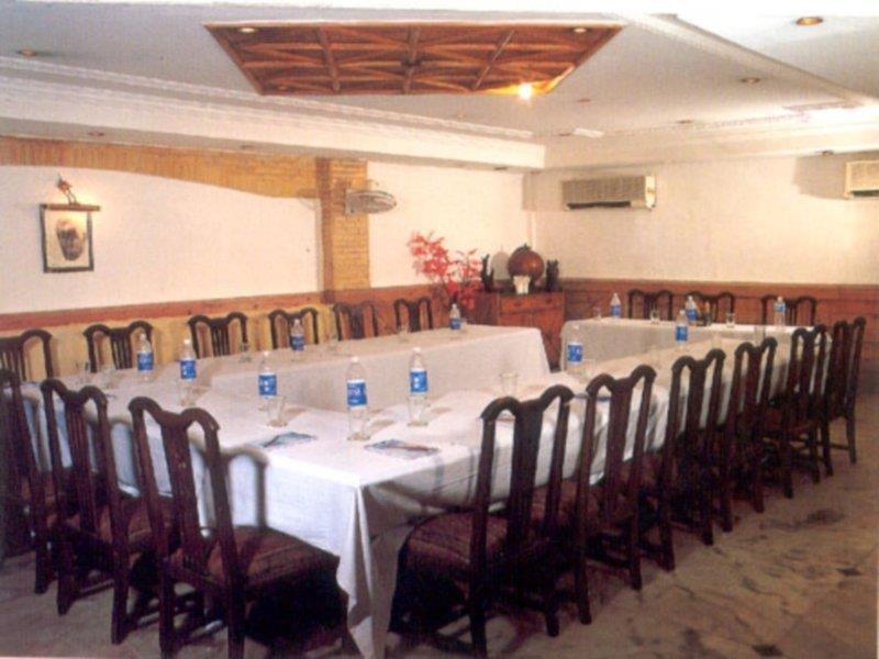 The Crest Inn Delhi Zewnętrze zdjęcie