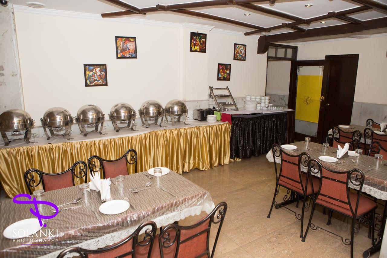 The Crest Inn Delhi Zewnętrze zdjęcie