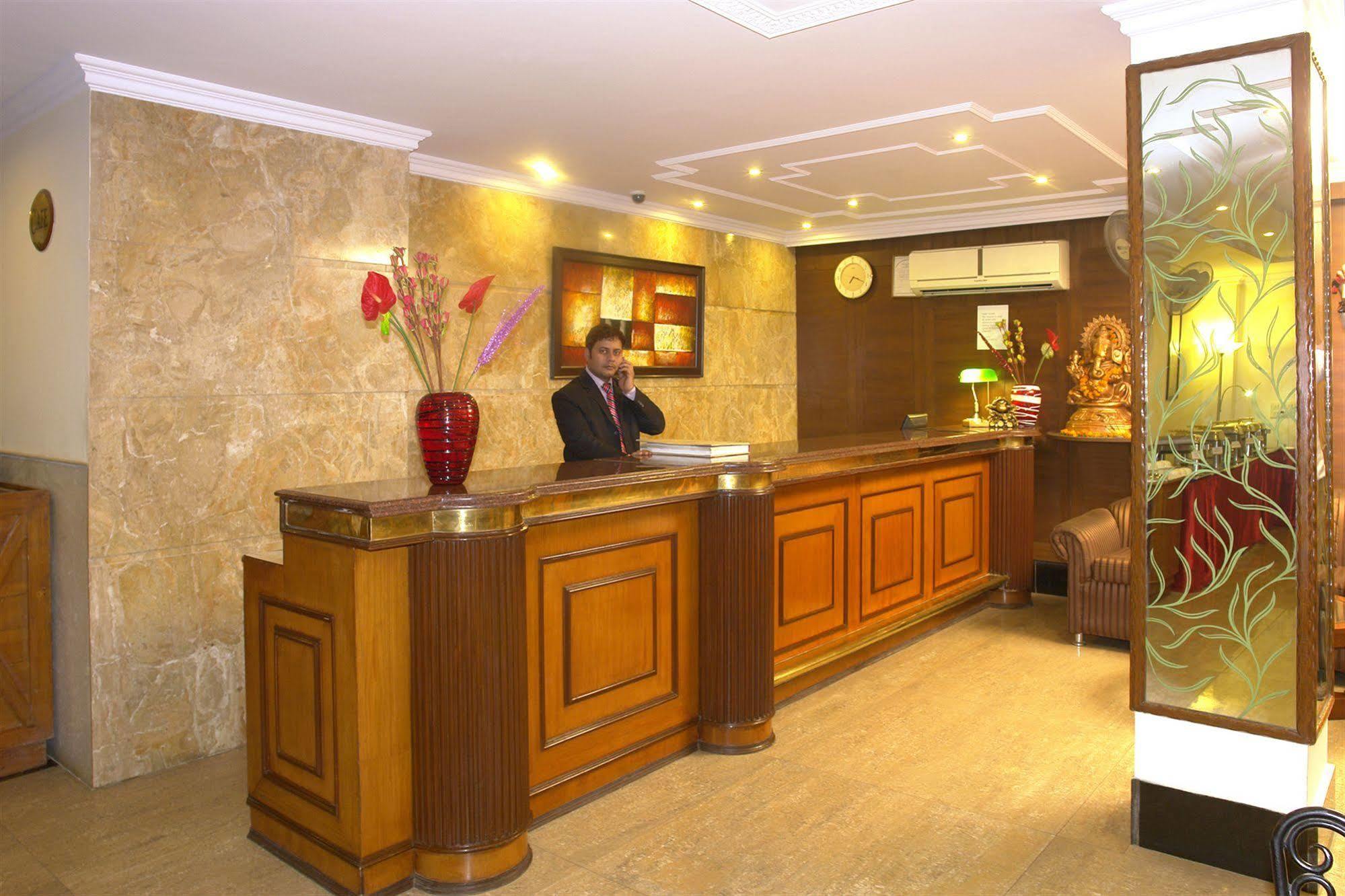 The Crest Inn Delhi Zewnętrze zdjęcie