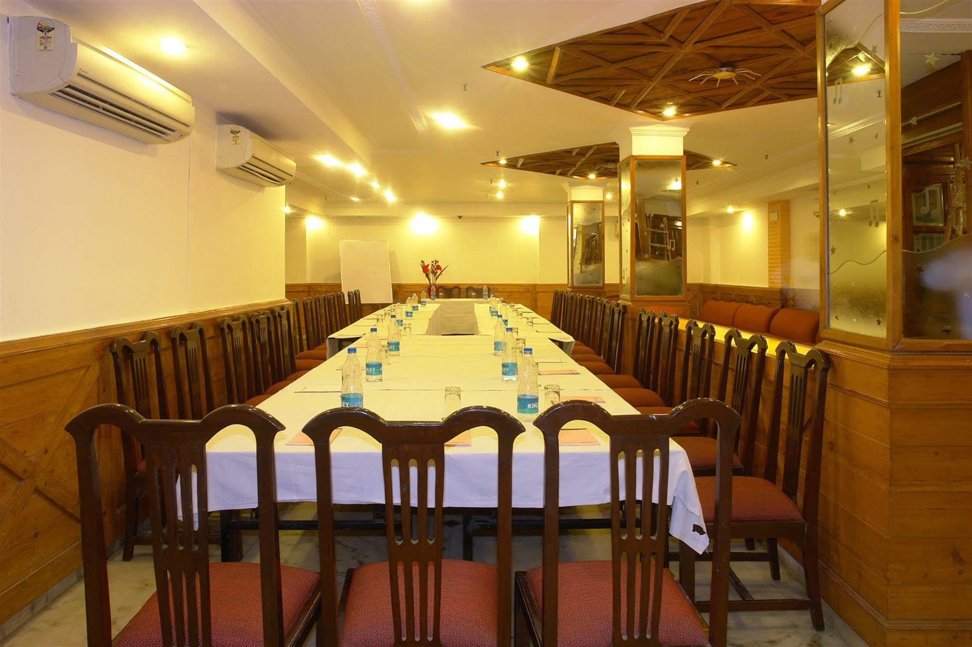 The Crest Inn Delhi Zewnętrze zdjęcie