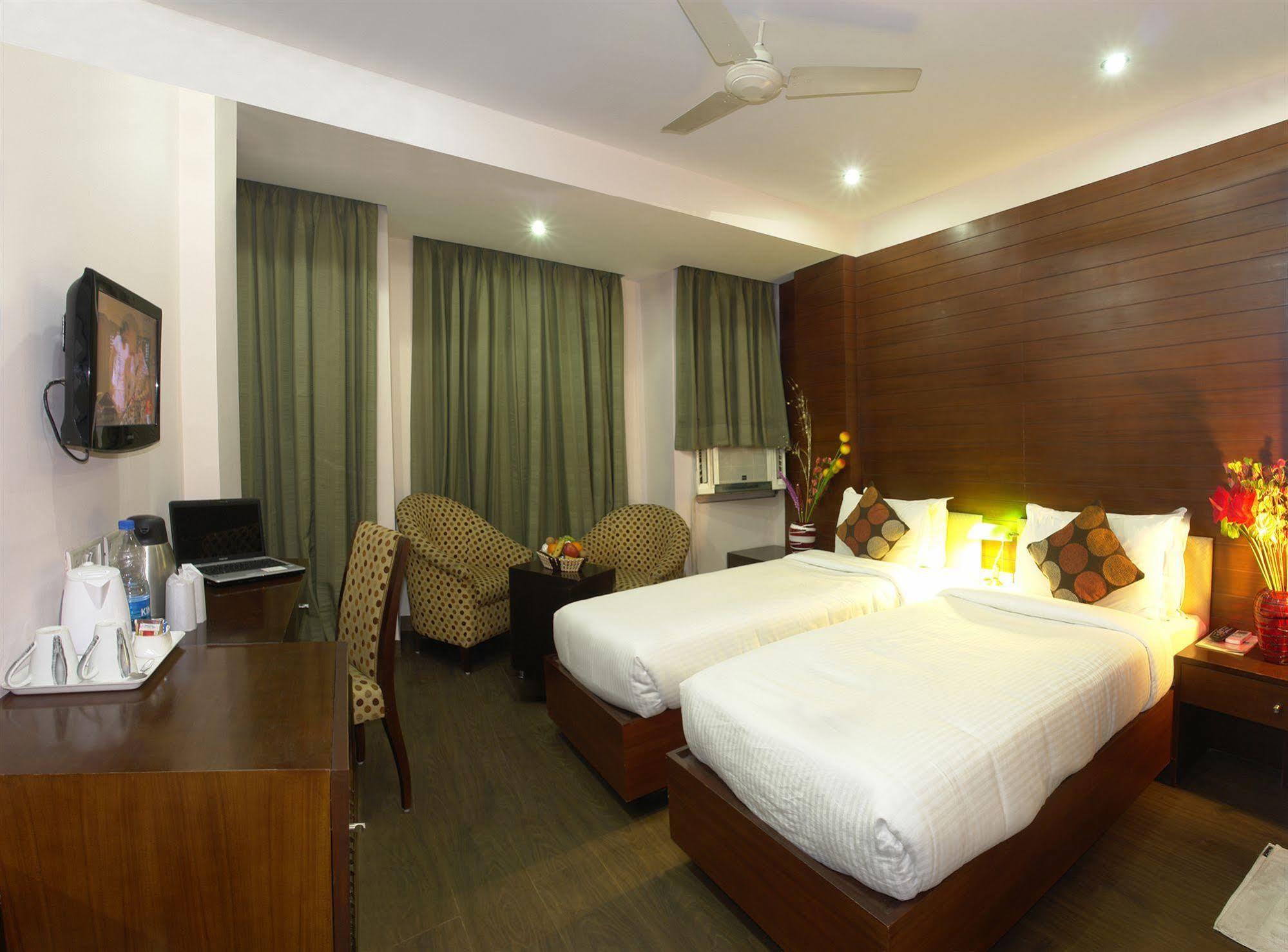 The Crest Inn Delhi Zewnętrze zdjęcie
