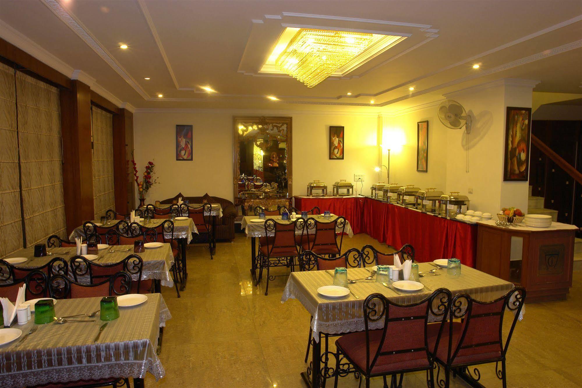 The Crest Inn Delhi Zewnętrze zdjęcie