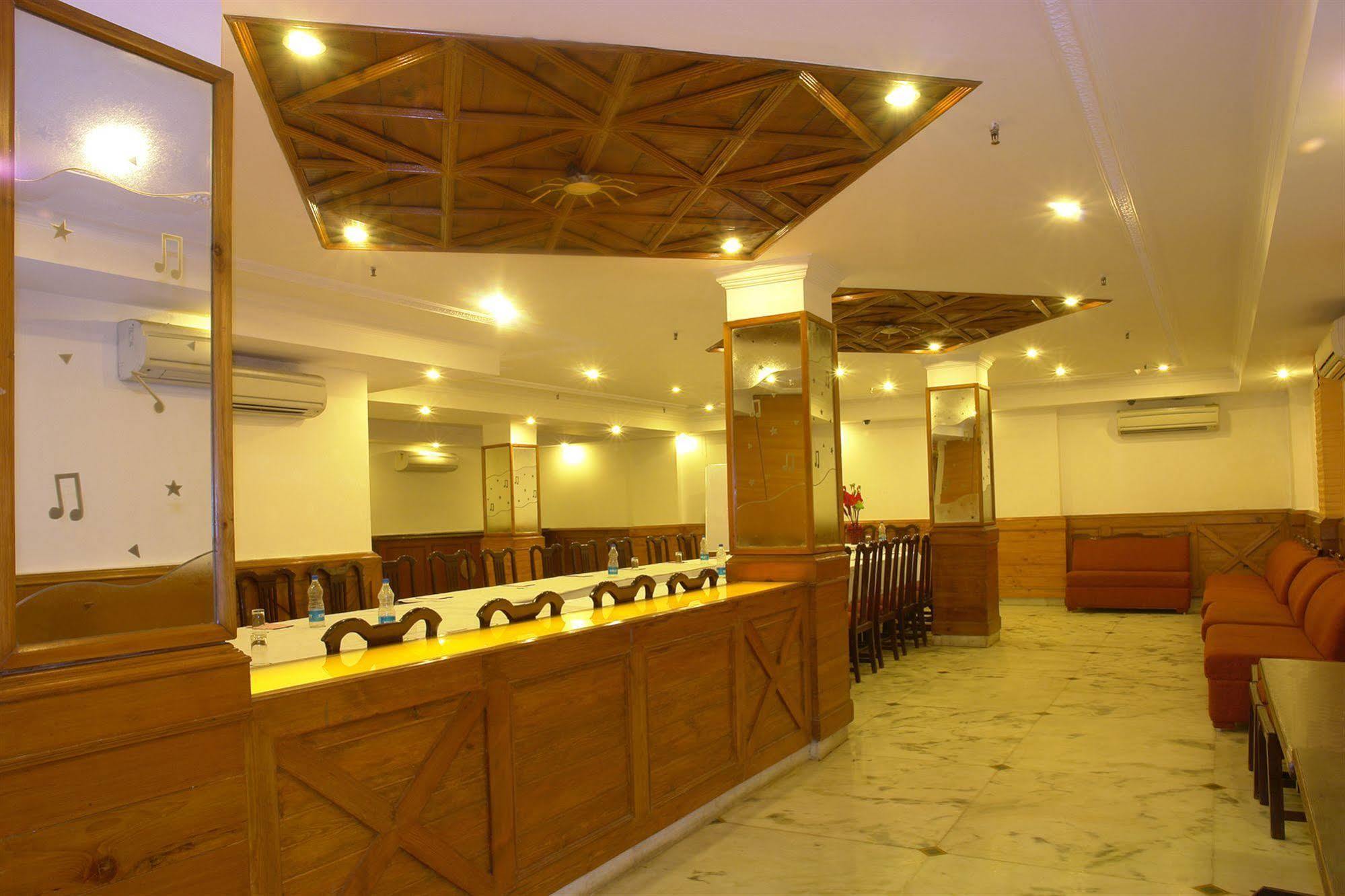 The Crest Inn Delhi Zewnętrze zdjęcie