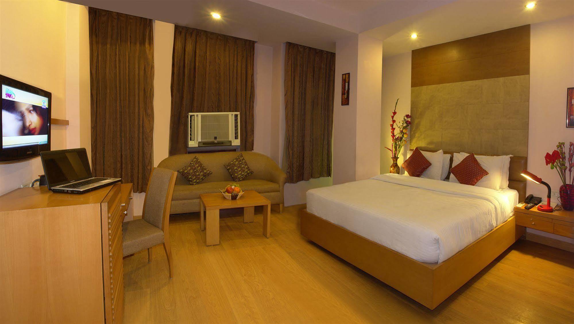 The Crest Inn Delhi Zewnętrze zdjęcie