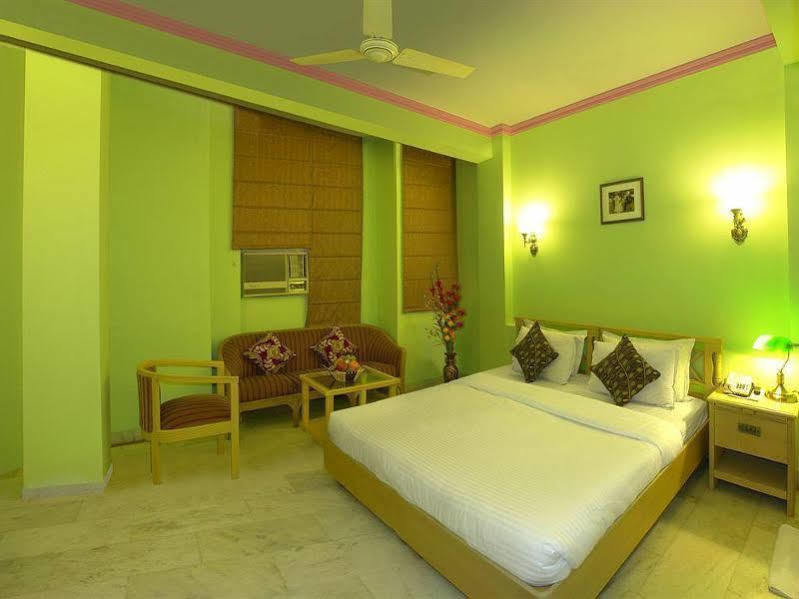 The Crest Inn Delhi Zewnętrze zdjęcie