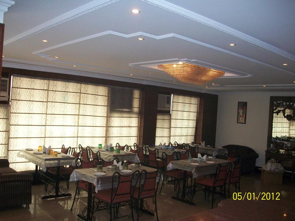 The Crest Inn Delhi Zewnętrze zdjęcie